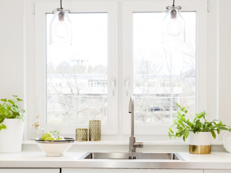 キッチンの窓と観葉植物