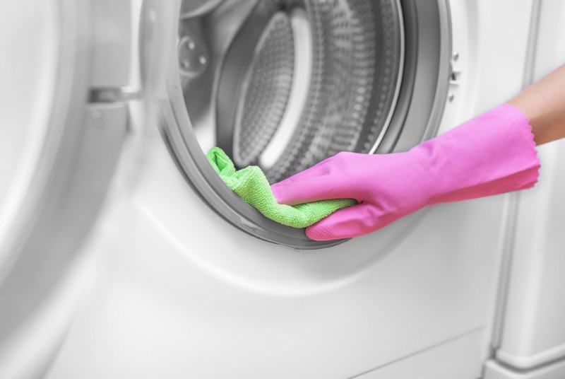 洗濯機を拭き掃除する手元のイメージ