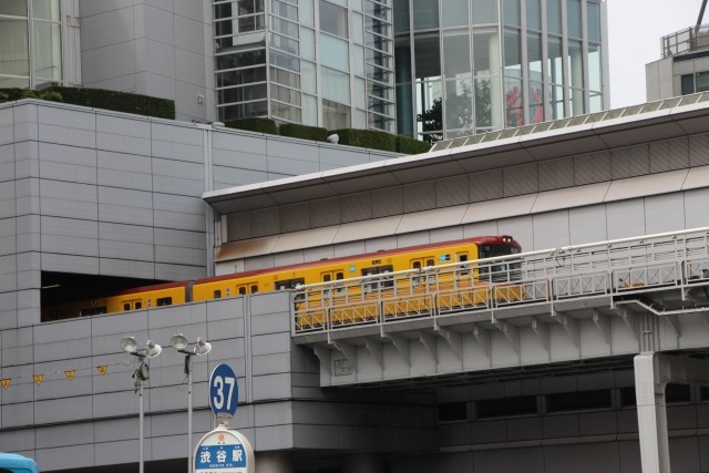 渋谷を走る銀座線の画像